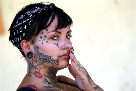 Femme Tatouée Corps Estelle Anania la prochaine plus belle femme tatouée de France ? -  Polynésie la 1ère
